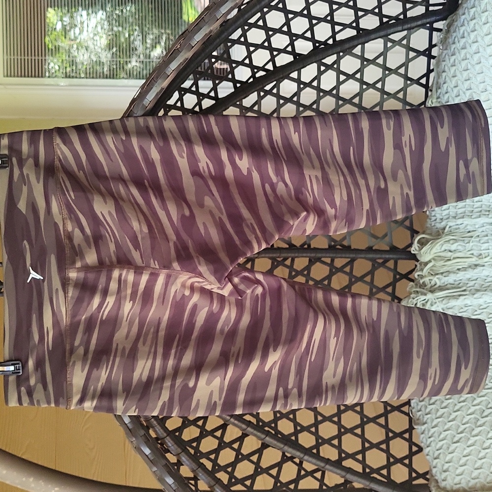 Old Navy Active Go Dry Cropped Leggings - Picture 3 of 8